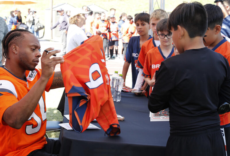 El ex jugador de los Denver Broncos de la NFL, Brandon Marshall, firma autógrafos este domingo en una práctica del 'Flag Tochito' en Ciudad de México (México). EFE/ Mario Guzmán