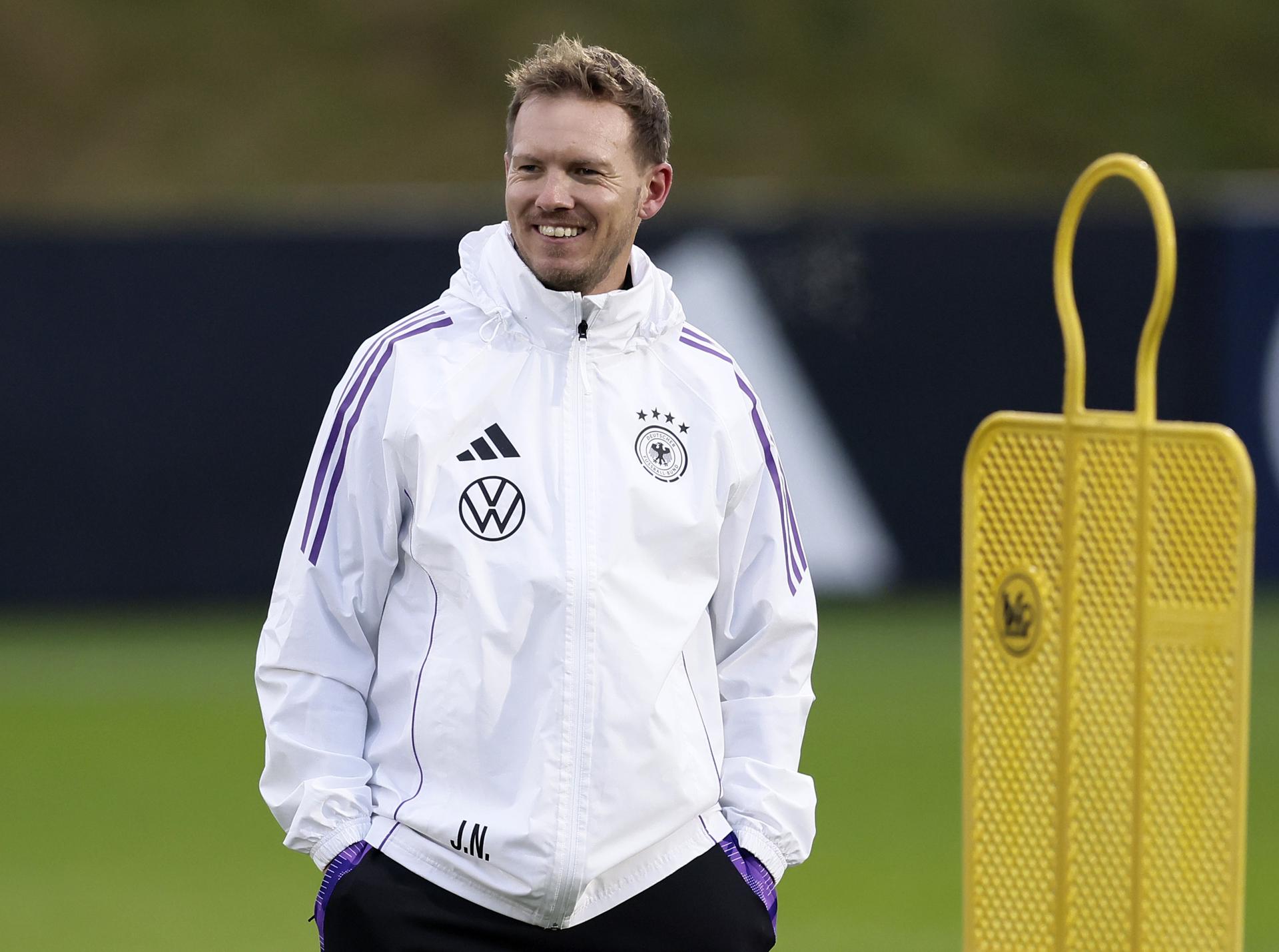 El Manchester United buscaría nuevo técnico pese al éxito de Carrick El seleccionador de Alemania, Julian Nagelsmann, este lunes durante un entrenamiento del equipo nacional. EFE/EPA/RONALD WITTEK