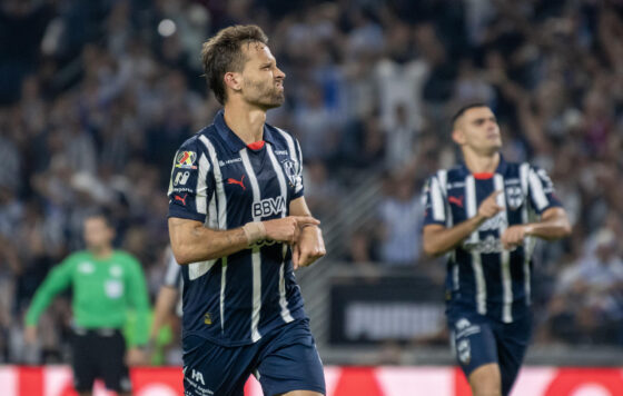 El español Sergio Canales celebra este domingo el gol de penalti que ha garantizando el triunfo de Monterrey, y pase directo a liguilla, por 2-1 sobre León en partido del torneo Apertura mexicano jugado en el estadio BBVA. EFE/Miguel Sierra