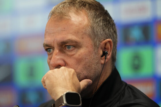 El entrenador del FC Barcelona Hansi Flick, durante la rueda de prensa tras el entrenamiento en la ciudad deportiva Joan Gamper. EFE/Alejandro García