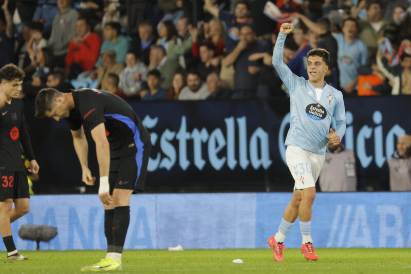 El delantero del Celta, Hugo Álvarez, celebra el segundo gol del equipo gallego durante el encuentro correspondiente a la jornada 14 de Laliga EA Sports que disputaron Celta y FC Barcelona en el estadio Balaidos de Vigo. EFE / Emilio Lavandeira.