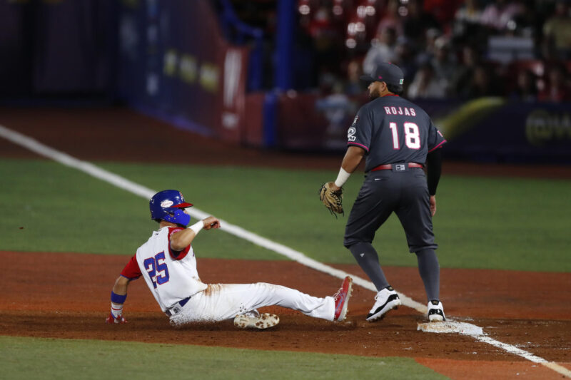 Clásico Mundial de Béisbol 2026: grupos y calendario confirmados Ezequiel Pagan (i) de Puerto Rico se desliza en busca de la primera base ante José Rojas (d) de México este domingo, en juego de la segunda jornada de la serie Premier 12 de béisbol, que transcurre en Guadalajara. EFE/Francisco Guasco