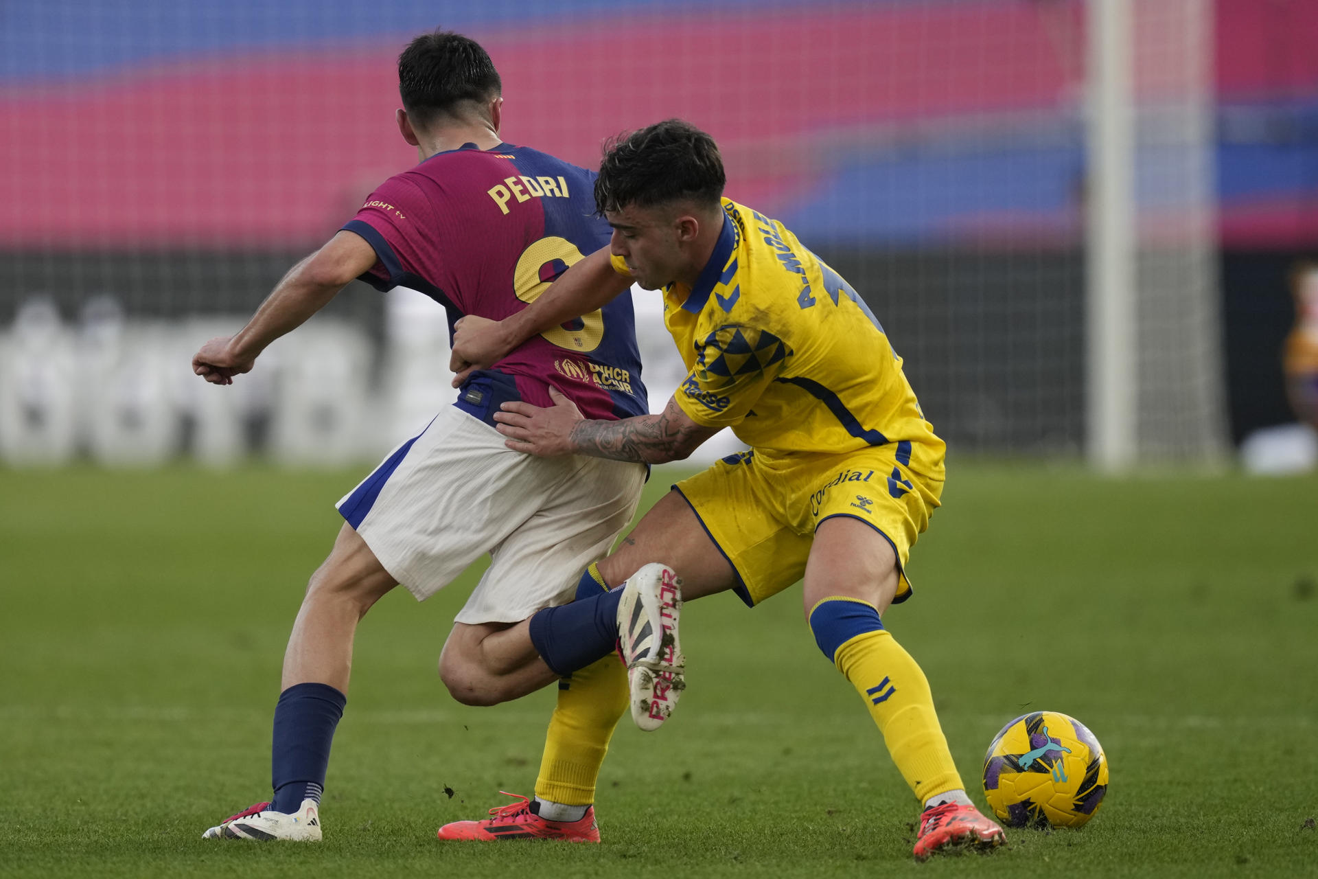 La lucha por LaLiga al rojo vivo por el gol de Fabio Silva El centrocampista de Las Palmas Alberto Moleiro (d) disputa un balón con el centrocampista del FC Barcelona Pedri (i) durante su partido de LaLiga en el Estadio Olímpico Lluís Companys en Barcelona este sábado. EFE/Enric Fontcuberta