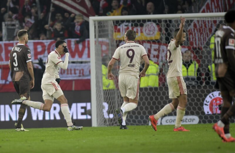 FC Augsburg vs Bayern Munich: dónde ver, horarios y alineaciones El jugador del Bayern Munich Jamal Musiala (2I) celebra con Harry Kane durante el partido de la Bundesliga que han jugado FC St. Pauli y FC Bayern Munich en el Millerntor Stadium de Hamburgo, Alemania. EFE/EPA/FABIAN BIMMER