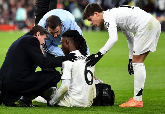 Eduardo Camavinga recibe tratamiento tras lesionarse durante el partido ante el Liverpool. EFE/EPA/PETER POWELL