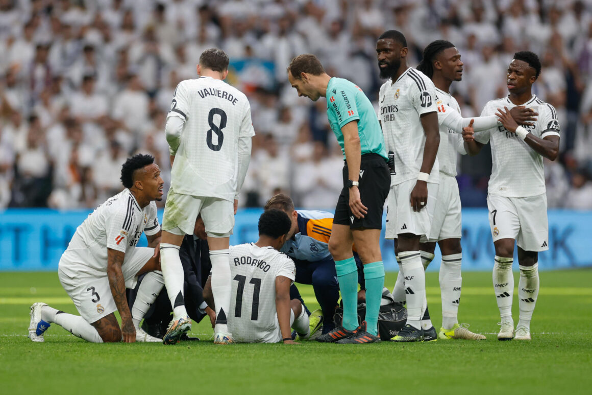 Rodrygo (C), lesionado durante el partido del sábado ante Osasuna. EFE/Javier Lizon