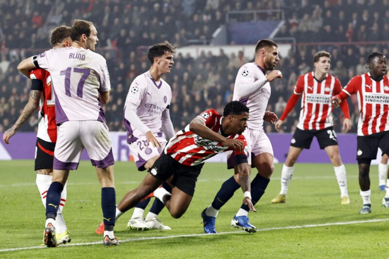 Polémica del VAR en goleada del PSV sobre Girona en Champions El jugador Ryan Flamingo (C) logra el 1-0 durante el partido de la UEFA Champions League que han jugado PSV Eindhoven y Girona FC en el Phillips Stadium en Eindhoven, Países Bajos.