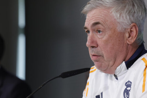 El entrenador del Real Madrid, Carlo Ancelotti, ofrece una rueda de prensa después del entrenamiento del equipo este sábado en la Ciudad Deportiva de Valdebebas en la víspera del su partido de LaLiga contra el Getafe. EFE/ Zipi
