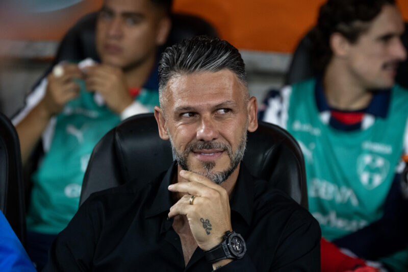 Martin Demichelis entrenador de Rayados asiste a un partido de la jornada 12 del Torneo Apertura 2024 entre Rayados y Tigres en el estadio BBVA Monterrey (México). Archivo.EFE/ Miguel Sierra