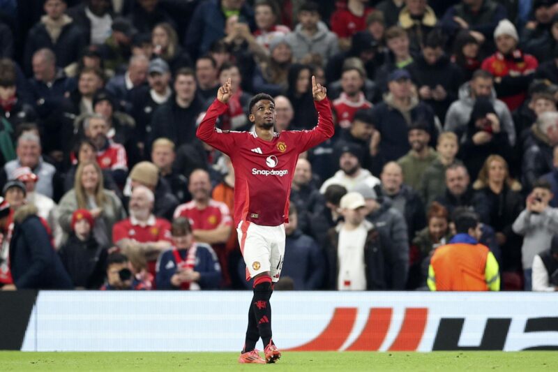 El futbolista del Manchester United Amad Diallo celebra su gol contra el PAOK. EFE/EPA/ADAM VAUGHAN