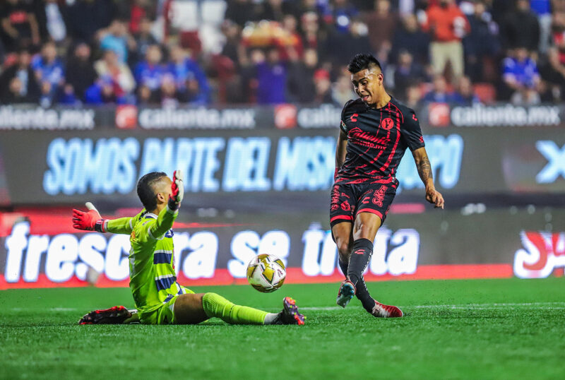 Efraín Alvarez (d) de Tijuana anota un gol ante Kevin Mier de Cruz Azul este miércoles, durante el partido de ida de los cuartos de final del torneo Apertura 2024 de la Liga MX entre Tijuana y Cruz Azul, en el estadio Caliente en Tijuana, Baja California (México). EFE/ Alejandro Zepeda