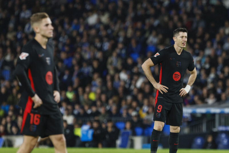 El delantero del Barcelona Robert Lewandowski (d), durante el partido de LaLiga que Real Sociedad y FC Barcelona disputan este domingo en el Reale Arena, en San Sebastián. EFE/Javi Colmenero