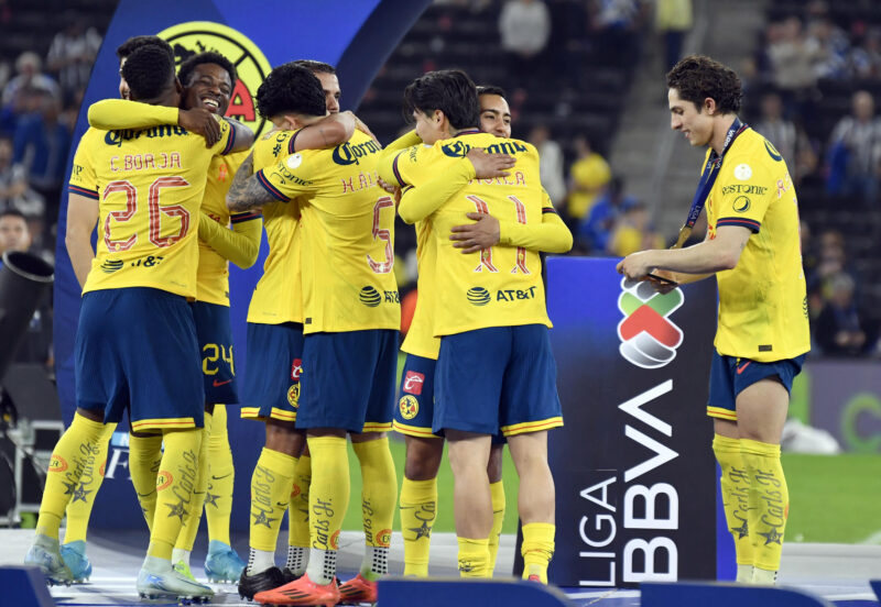 Los jugadores del América celebran al coronarse campeones del Torneo Apertura 2024. EFE/ Miguel Sierra