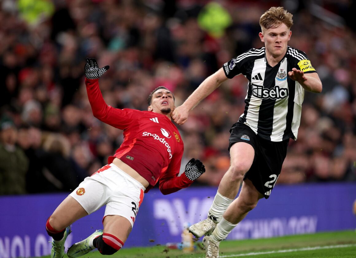 Lewis Hall del Newcastle en acción contra Antony del Manchester United durante el partido de la Premier League inglesa. EFE/EPA/ADAM VAUGHAN