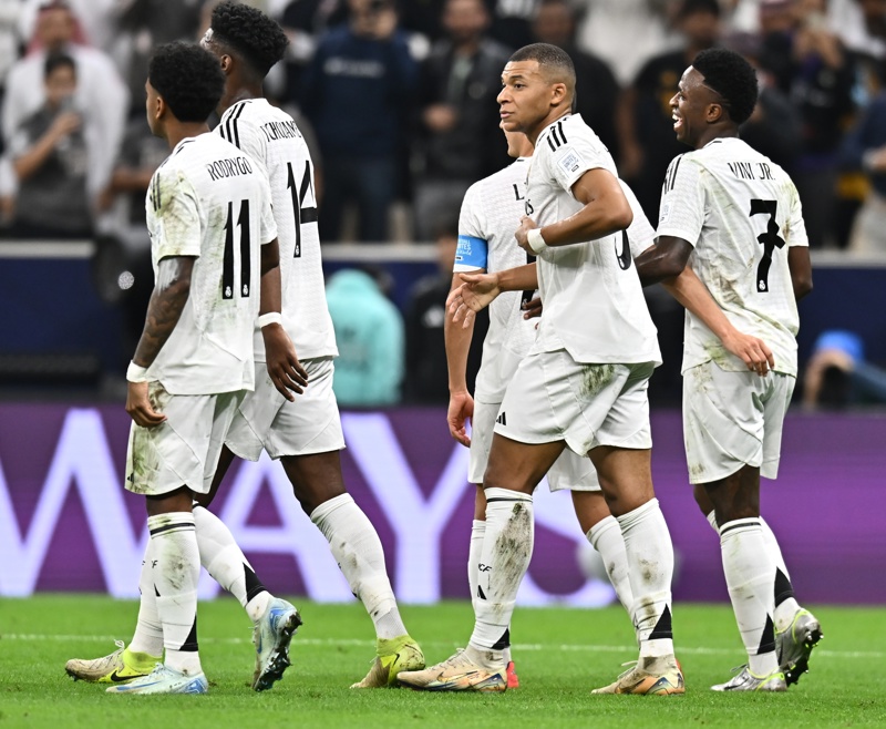 Real Madrid el mejor del 2024; FC Barcelona el club más goleador Doha (Qatar), 18/12/2024.- Kylian Mbappe (C) of Real Madrid celebrates with teammates after scoring during the FIFA Intercontinental Cup 2024 final match between Real Madrid and Pachuca in Lusail, Qatar, 18 December 2024. (Catar) EFE/EPA/NOUSHAD THEKKAYIL