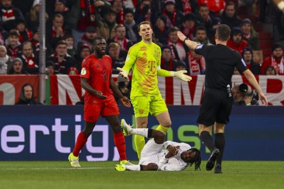 Munich (Germany), 03/12/2024.- Goalkeeper Manuel Neuer (C) of Munich receives a red during the German DFB Cup round of sixteen soccer match between Bayern Munich and Bayer Leverkusen in Munich, Germany, 03 December 2024. (Alemania) EFE/EPA/ANNA SZILAGYI CONDITIONS - ATTENTION: The DFB regulations prohibit any use of photographs as image sequences and/or quasi-video.