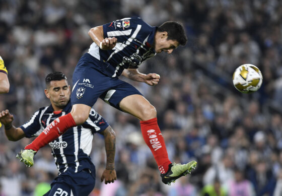 Stefan Medina (d) de Monterrey cabecea un balón este domingo, durante el partido de vuelta de la final del Torneo Apertura 2024. EFE/ Miguel Sierra