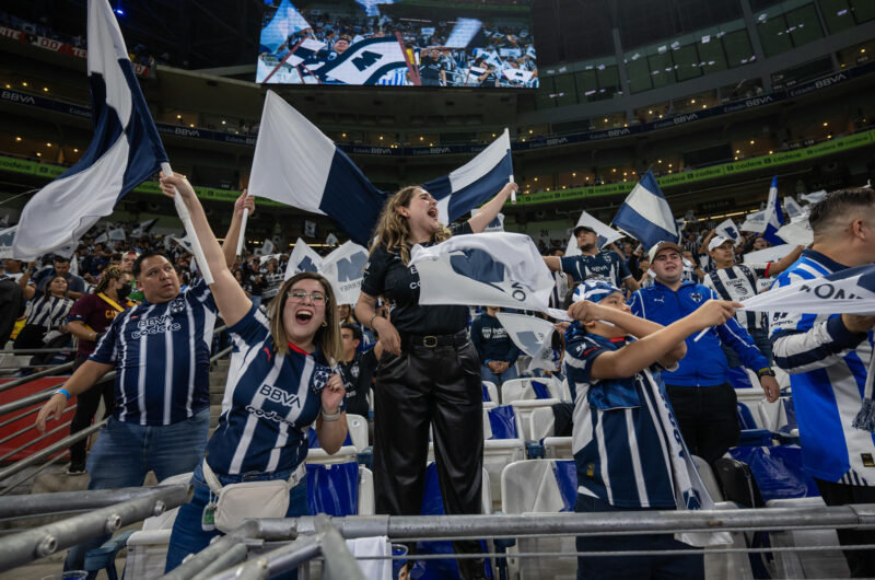 Aficionados de Monterrey animan ante América. EFE/ Miguel Sierra