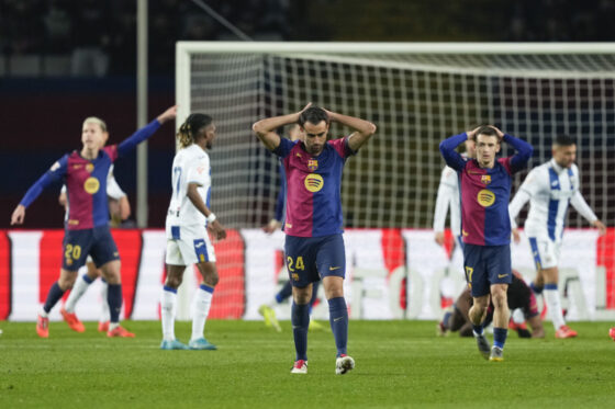 BARCELONA, 15/12/2024.- Los judaores del FC Barcelona Eric García y Marc Casadó se lamentan durante el partido de la jornada 17 de LaLiga que FC Barcelona y CD Leganés disputan este domingo en el estadio Lluís Companys, en Barcelona. EFE/ Alejandro García