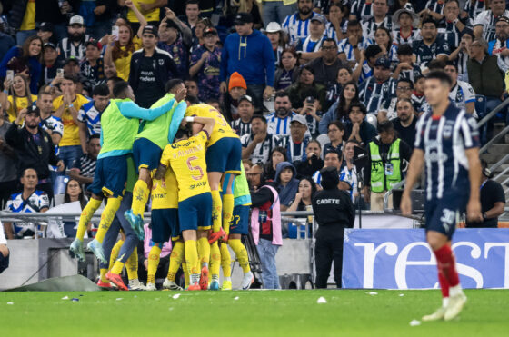 Los jugadores del América celebran gol de Richard Sánchez ante Monterrey . EFE/ Miguel Sierra