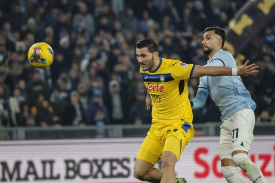 Rome (Italy), 28/12/2024.- Atalanta's Sead Kolasinac (L) and Lazio'Äôs Castellanos Gimenez in action during the Italian Serie A soccer match between SS Lazio and Atalanta BC at the Olimpico stadium in Rome, Italy, 28 December 2024. (Italia, Roma) EFE/EPA/GIUSEPPE LAMI