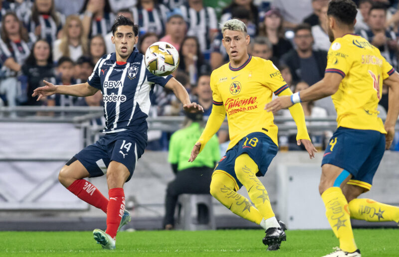Erick Aguirre (i) de Monterrey disputa el balón con Christian Calderon de America. EFE/ Miguel Sierra
