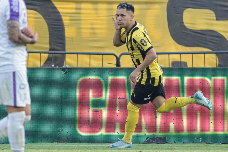 Lionel Messi entre los nominados al premio 'Rey de América' Leonardo Fernandez celebra en el partido entre Peñarol y Fenix. Peñarol se consagró como campeón uruguayo. EFE/ Gastón Britos