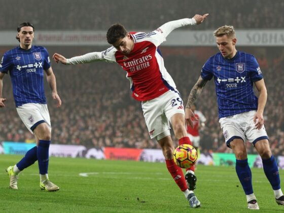 London (United Kingdom), 27/12/2024.- Arsenal's Kai Havertz (C) in action with Ipswich's Luke Woolfenden (R) during the English Premier League soccer match between Arsenal FC and Ipswich Town FC, in London, Britain, 27 December 2024. (Reino Unido, Londres) EFE/EPA/DAVID CLIFF EDITORIAL USE ONLY. No use with unauthorized audio, video, data, fixture lists, club/league logos, 'live' services or NFTs. Online in-match use limited to 120 images, no video emulation. No use in betting, games or single club/league/player publications.