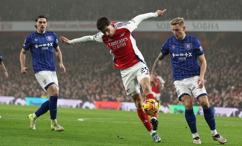 Arsenal, máximo perseguidor del Liverpool por la cima de la Premier London (United Kingdom), 27/12/2024.- Arsenal's Kai Havertz (C) in action with Ipswich's Luke Woolfenden (R) during the English Premier League soccer match between Arsenal FC and Ipswich Town FC, in London, Britain, 27 December 2024. (Reino Unido, Londres) EFE/EPA/DAVID CLIFF EDITORIAL USE ONLY. No use with unauthorized audio, video, data, fixture lists, club/league logos, 'live' services or NFTs. Online in-match use limited to 120 images, no video emulation. No use in betting, games or single club/league/player publications.