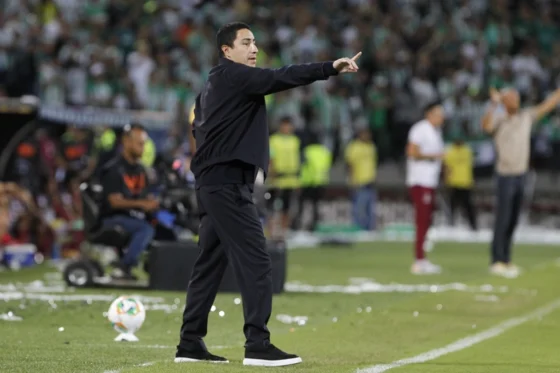 AME6999. MEDELLÍN (COLOMBIA), 22/12/2024.- El entrenador mexicano de Atlético Nacional, Efraín Juárez, da instrucciones este domingo, en el partido de vuelta de la final de la Liga Profesional de Colombia entre Atlético Nacional y Deportes Tolima en el estadio Atanasio Girardot en Medellín (Colombia). EFE/ STR