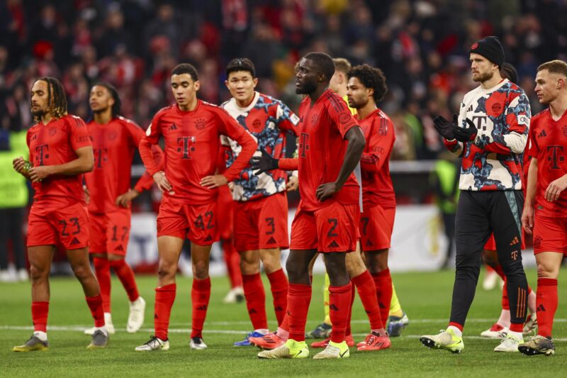 Munich (Germany), 03/12/2024.- Bayern players show their dejection after losing the German DFB Cup round of sixteen soccer match between Bayern Munich and Bayer Leverkusen in Munich, Germany, 03 December 2024. (Alemania) EFE/EPA/ANNA SZILAGYI CONDITIONS - ATTENTION: The DFB regulations prohibit any use of photographs as image sequences and/or quasi-video.