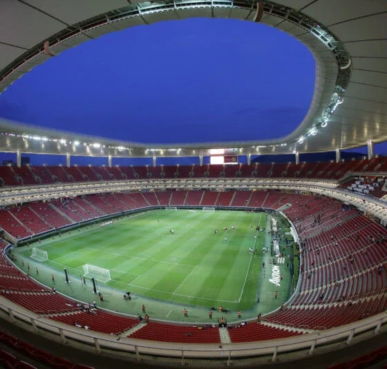 Llevan ataúd de aficionado al Estadio de Chivas
