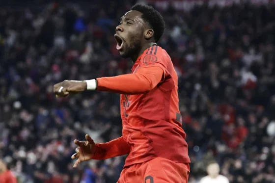 Alphonso Davies tiene un pie fuera del Bayern Múnich