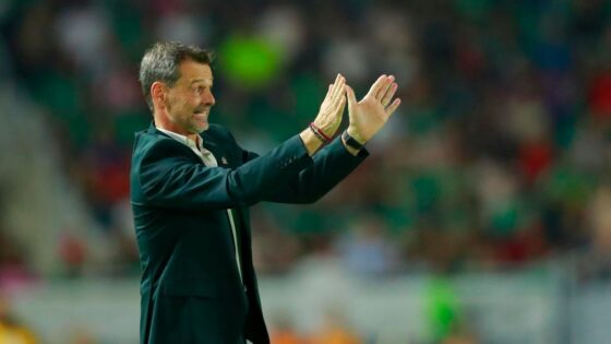Diego Cocca, entrenador de México, da indicaciones a sus jugadores contra Guatemala, hoy durante un partido amistoso en el estadio El Kraken, en Mazatlán (México). EFE/ Francisco Guasco