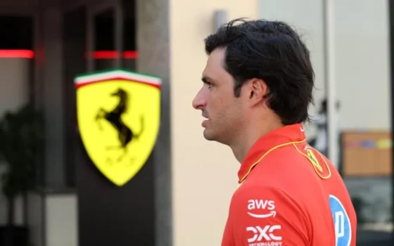 El piloto de Ferrari, Carlos Sainz Jr. llega al paddock antes del Gran Premio de Fórmula Uno de Abu Dabi. EFE/EPA/ALI HAIDER
