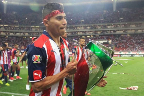 Orbelin Pineda con la Copa MX. (Foto: Captura de Pantalla)