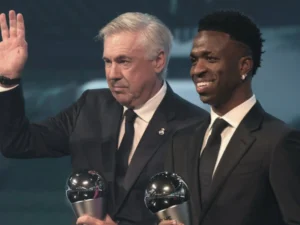 Carlo Ancelotti y Vini Jr. del Real Madrid en la gala de premios 'The Best'. Foto: Captura de pantalla The Best)