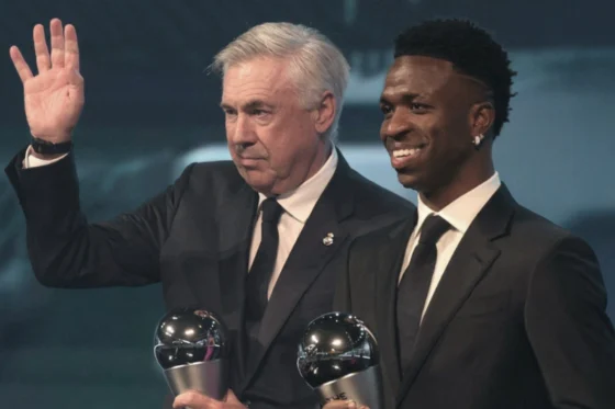 Carlo Ancelotti y Vini Jr. del Real Madrid en la gala de premios 'The Best'. Foto: Captura de pantalla The Best)