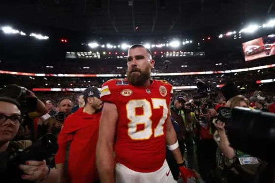 Travis Kelce nominado al premio del hombre del año en NFL.