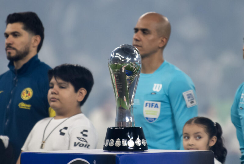 Fotografía del trofeo del Torneo Apertura 2024 que disputan Monterrey y América. EFE/ Miguel Sierra