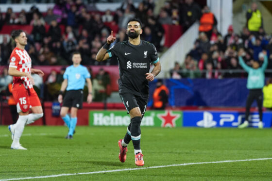 GIRONA, 10/12/2024.- El delantero egipcio del Liverpool, Mohamed Salah, celebra el primer gol de su equipo durante el partido de Liga de Campeones que Girona FC y Liverpool FC disputan este martes en el estadio de Montilivi. EFE/Siu Wu