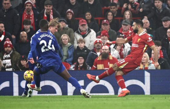 Liverpool (United Kingdom), 26/12/2024.- Mohamed Salah (R) of Liverpool scores his team's third goal during the English Premier League soccer match between Liverpool FC and Leicester City FC, in Liverpool, Britain, 26 December 2024. (Reino Unido) EFE/EPA/ADAM VAUGHAN EDITORIAL USE ONLY. No use with unauthorized audio, video, data, fixture lists, club/league logos, 'live' services or NFTs. Online in-match use limited to 120 images, no video emulation. No use in betting, games or single club/league/player publications.