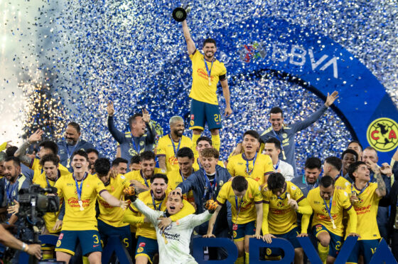 Los jugadores del América alzan el título de campeones del Torneo Apertura 2024. EFE/ Miguel Sierra