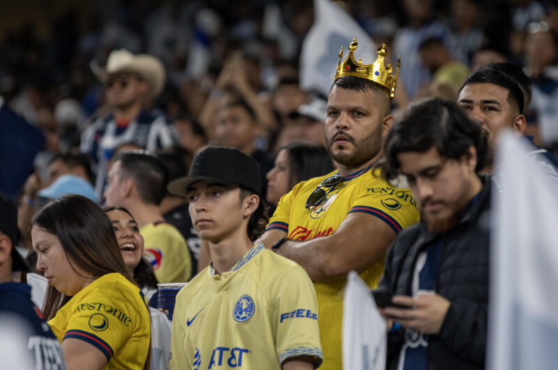 Aficionados de América asisten a un partido ante Monterrey. EFE/ Miguel Sierra