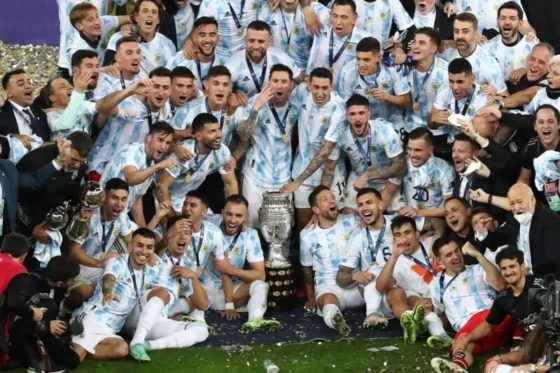 Jugadores de Argentina celebran con la copa el triunfo ante Brasil en la final de la Copa América entre Argentina y Brasil en el estadio Maracana en Río de Janeiro (Brasil). EFE/Sebastiao Moreira
