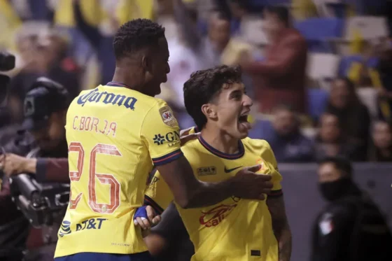 Cristian Borja (i) y Alejandro Zendejas celebran este jueves el segundo gol de América por 2-0 sobre Monterrey en el partido de ida de la final del torneo Apertura mexicano jugado en Puebla. EFE/ Hilda Ríos