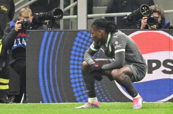 El delantero del Milan Rafael Leao celebra el 1-0 durante el partido de la sexta jornada de la UEFA Champions League que han disputado AC Milan y Estrella Roja en Milan, Italia. EFE/EPA/Daniel Dal Zennaro