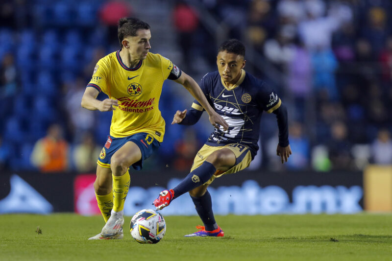¿América o Chivas? Encuesta revela al equipo más popular de la Liga MX Alvaro Fidalgo (i) del América disputa un balón con Angel Rico (d) de Pumas. Imagen de archivo. EFE/ Isaac Esquivel