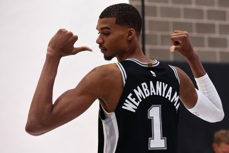 Victor Wembanyama sale a las calles de Nueva York ¡Para jugar ajedrez! Fotografía de archivo en la que se registró al francés Victor Wembanyama, destacado pívot de los Spurs de San Antonio de la NBA. EFE/Adam Davis