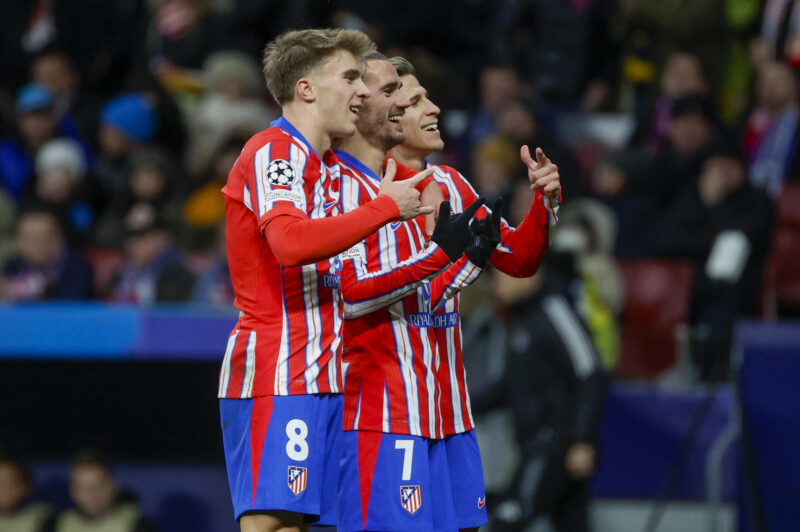 (i-d) Los jugadores del Atlético de Madrid, Pablo Barrios, el francés Antoine Griezmann y el argentino Giuliano Simeone, celebran el segundo gol del equipo rojiblanco durante el encuentro correspondiente a la fase regular de la Liga de Campeones que disputaron Atlético de Madrid y Sl. Bratislava en el estadio Metropolitano, en Madrid. EFE / Juanjo Martín.